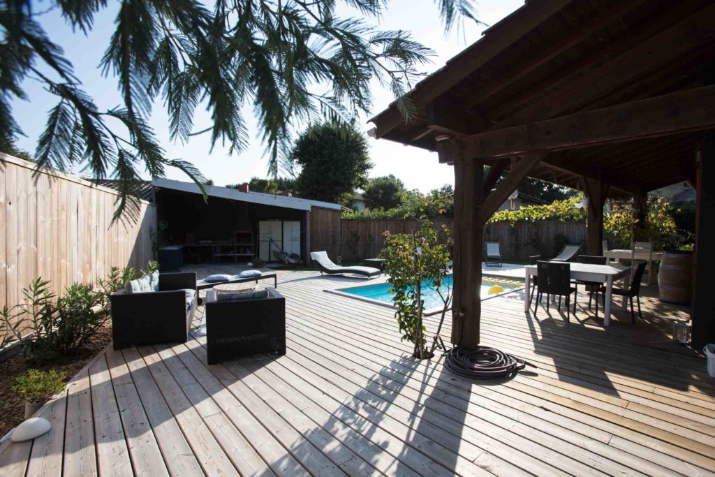 terrasse en bois avec piscine